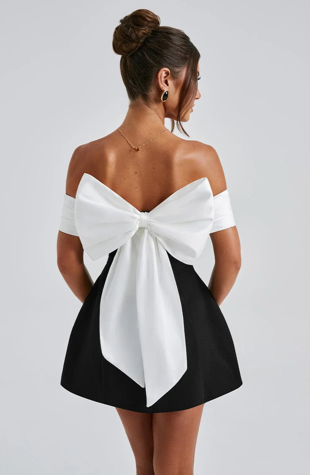 Noelle | Zwarte Korte Strapless Jurk Met Witte Band