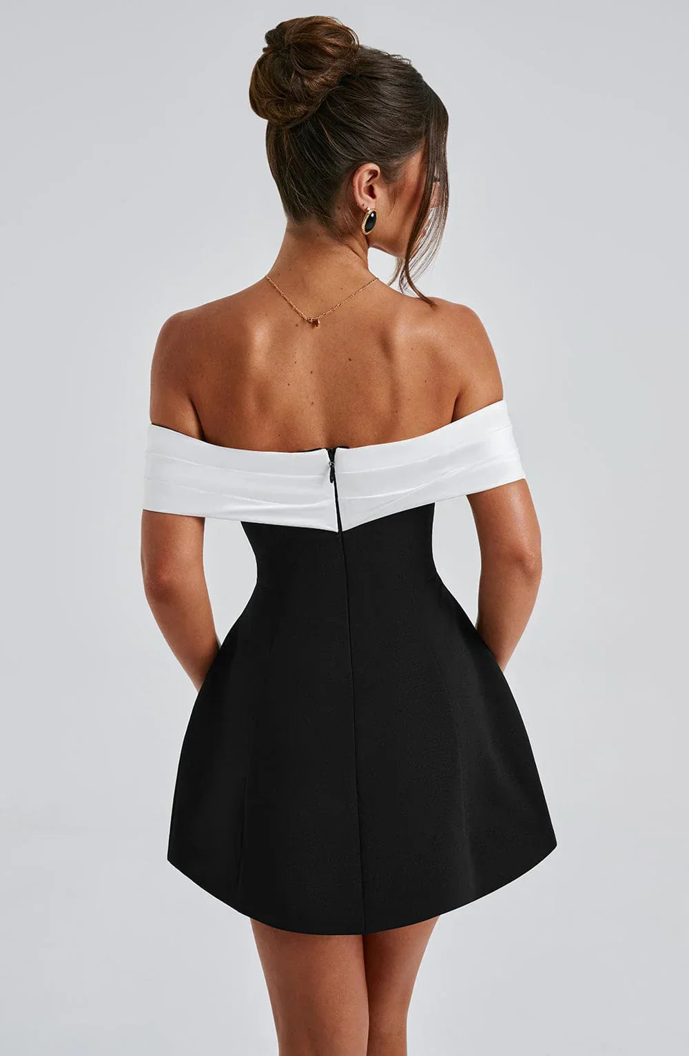 Noelle | Zwarte Korte Strapless Jurk Met Witte Band