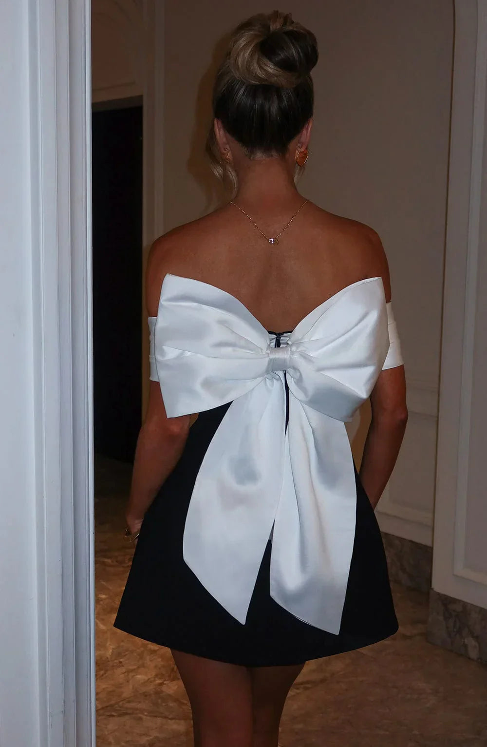 Noelle | Zwarte Korte Strapless Jurk Met Witte Band