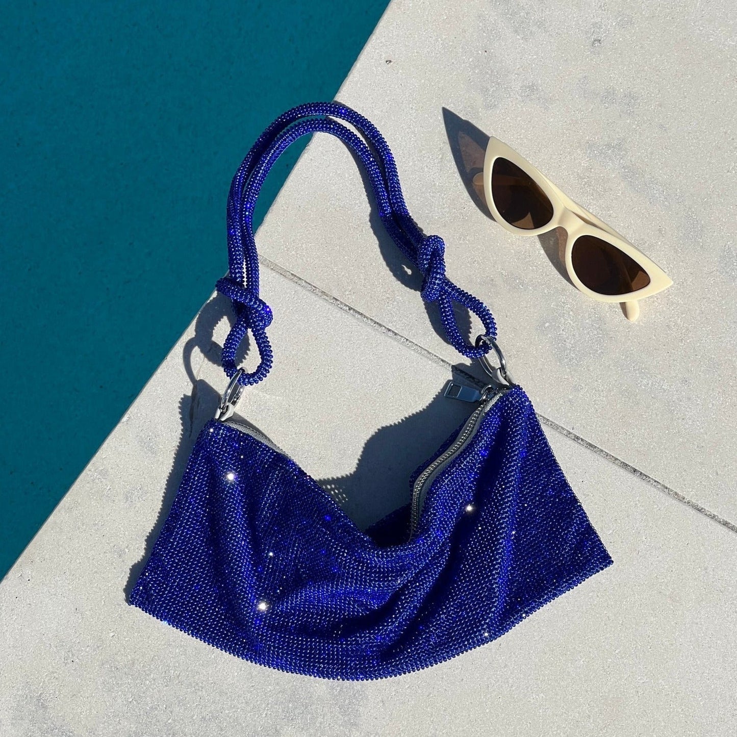 Emilia | Luxe Glanzende Handtas Met Ketting Detail