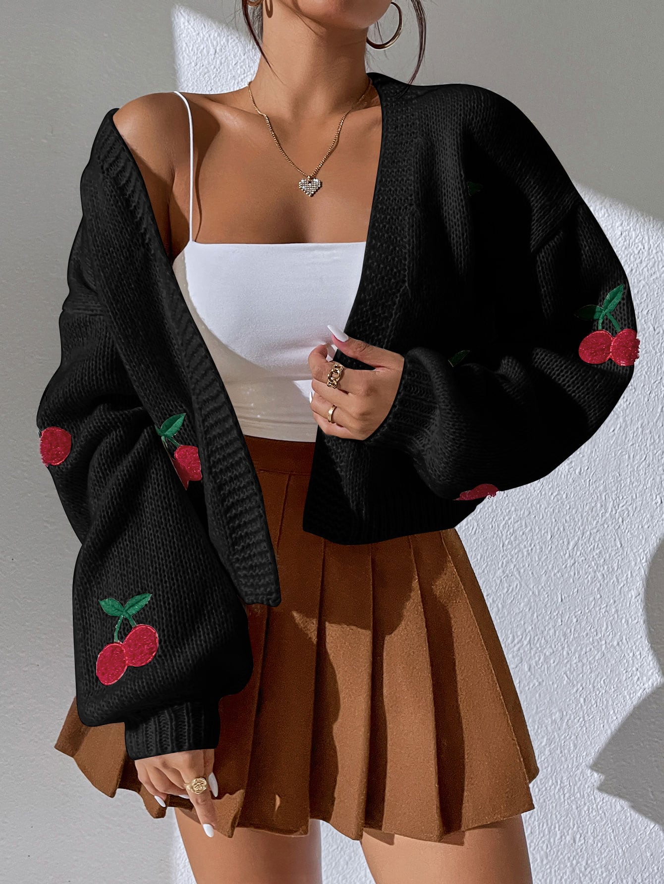 Cherry | Dames Gebreid  Vest Met Kers Borduursel